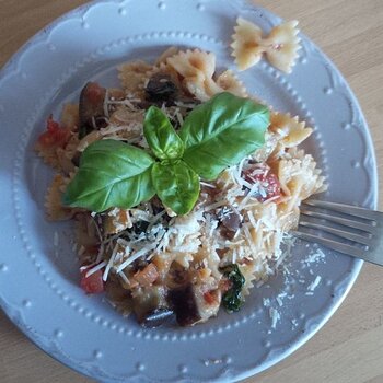 Bow pasta with aubergine