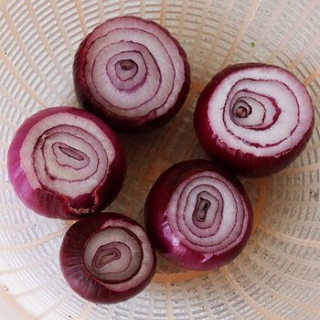Red onions (peeled)