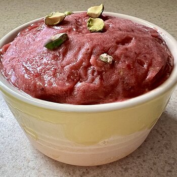 Strawberry-banana-pistachio frozen dessert