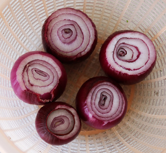 Red onions (peeled)