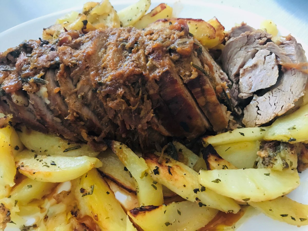 Sunday roast with wedges potatoes
