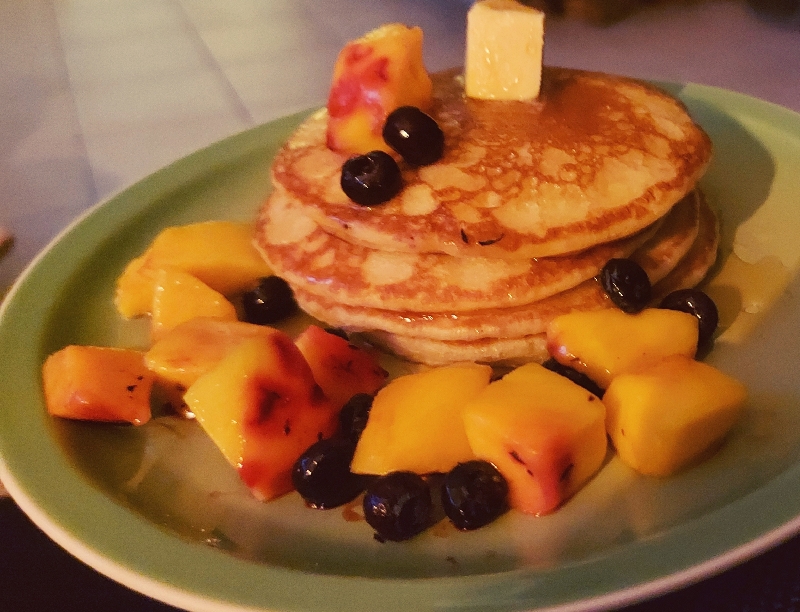 American pancakes met gemengd fruit.jpg