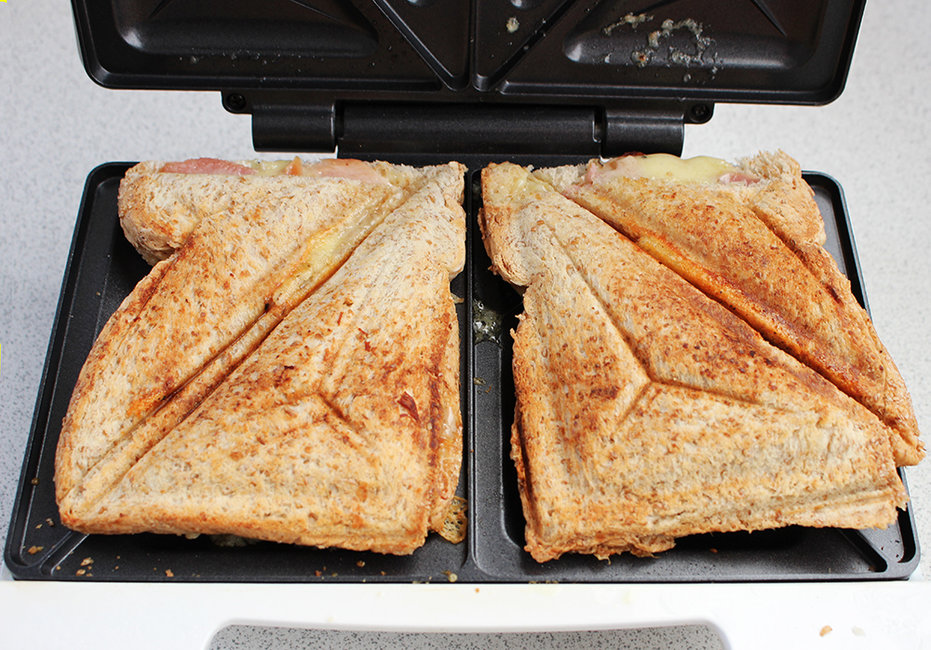 cheese ham toasties 1 s.jpg