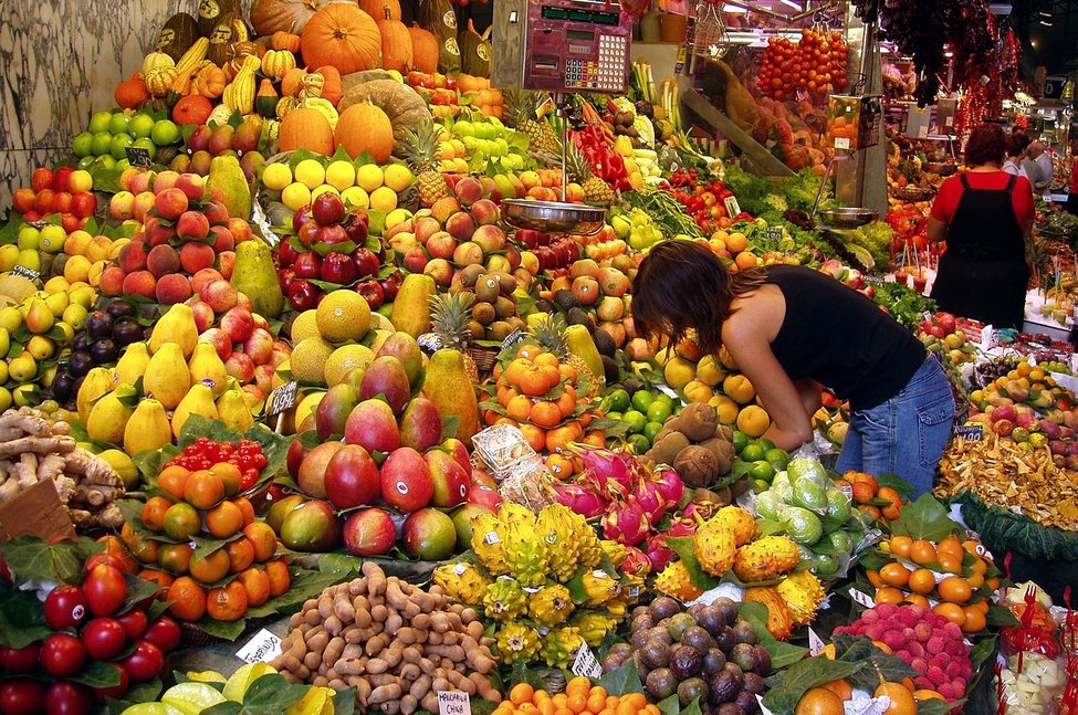 Fruit_Stall_in_Barcelona_Market.jpg