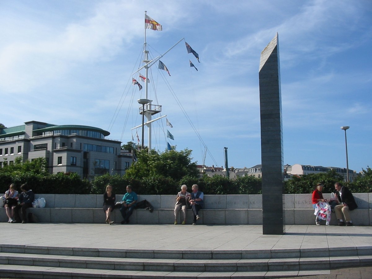 Liberation_monument_St_Peter_Port_Guernsey.jpg