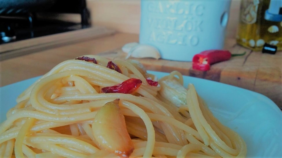 Spaghetti with garlic, evoo and chili peppers.jpg