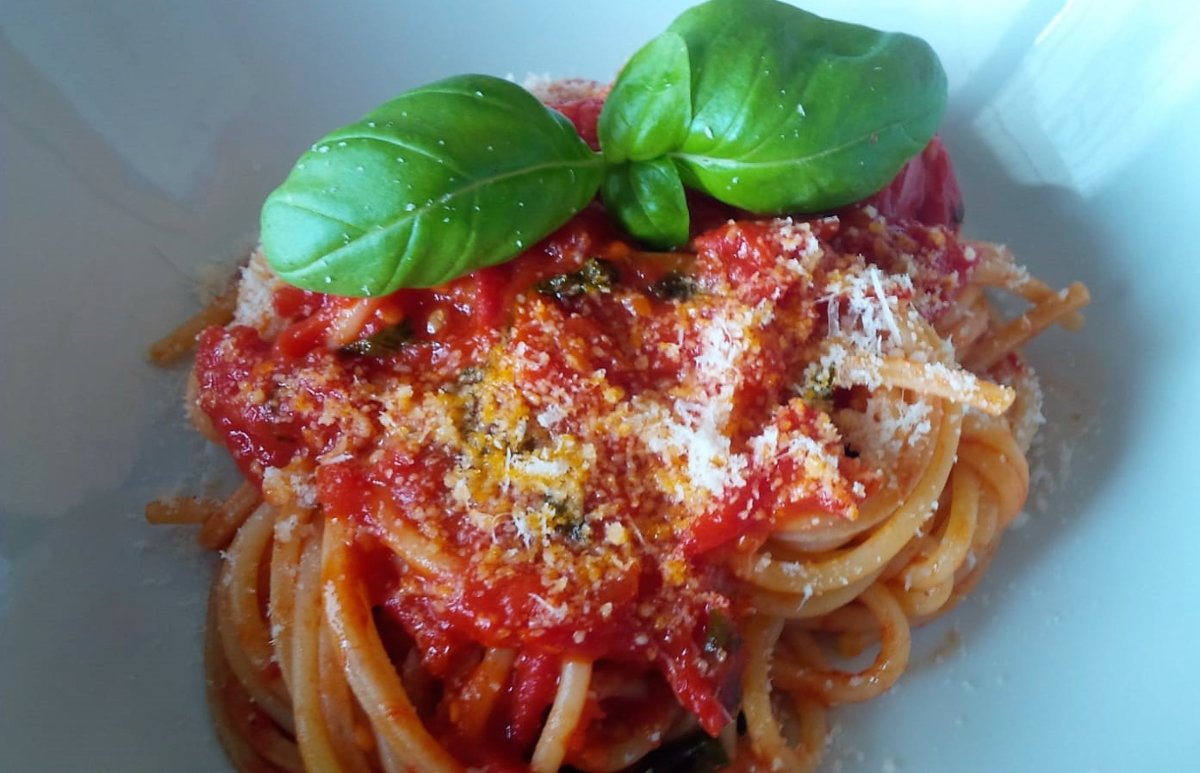 Spaghetti with tomato sauce.jpg