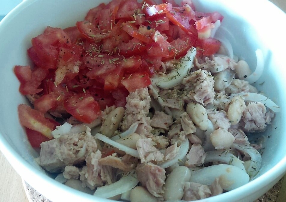 Tuna tomato onions and beans salad_resized.jpg