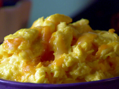 RE0902H_sunnys-perfect-scrambled-cheesy-eggs_s4x3 (1).jpg