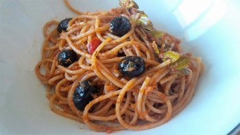 Spaghetti integrali pomodoro acciughe olive nere.jpg