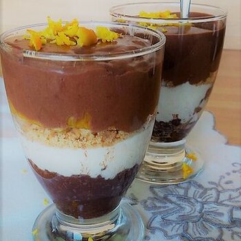 Glasses with chocolate seasoned with orange