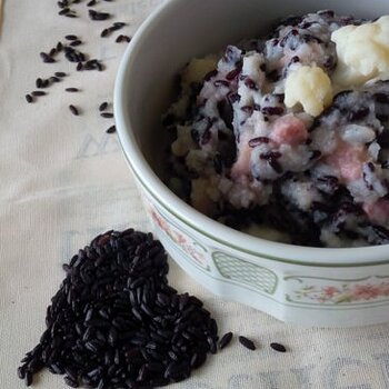 Black brown rice with cauliflower cream