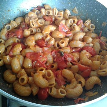 Pasta with cherry tomatoes and smoked paprika