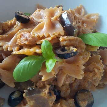 Spelt pasta with tuna fillets and aubergine