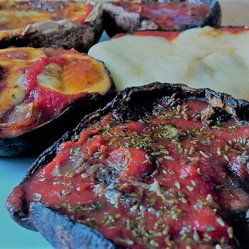 Pizza-flavoured portobello mushrooms