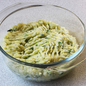 Mashed potatoes and spring onions.