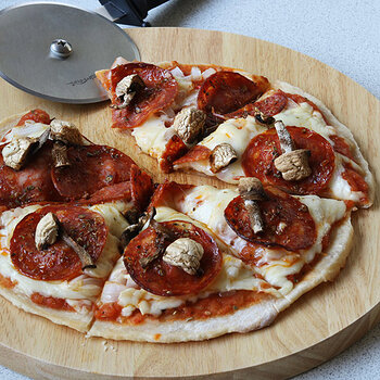 Naan bread pizza