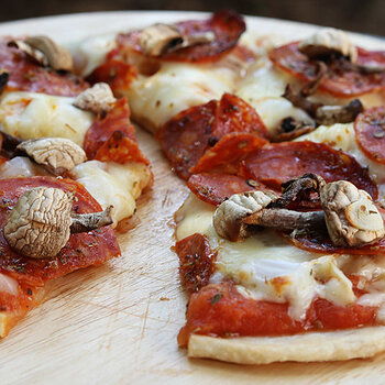 Naan bread pizza