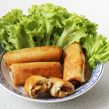 Samosa spring rolls with green oak.