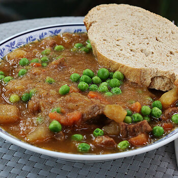 Stew with peas and bread.