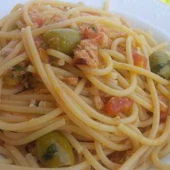 Spaghetti with tuna, fresh tomatoes and olives