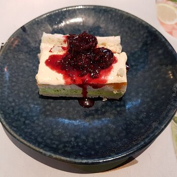 Media 'Mango & Matcha Layer Cake' in album 'SNSSO's Eating Out 2019'