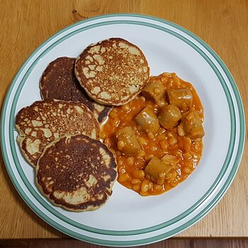 Beans and (vegan) sausage with blini