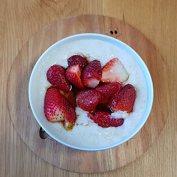 Porridge, strawberries and maple syrup