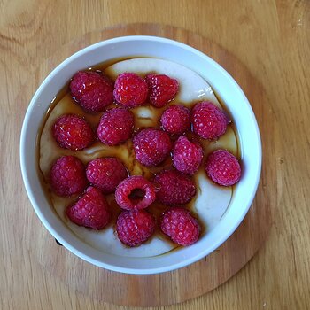 Raspberries, maple syrup and porridge