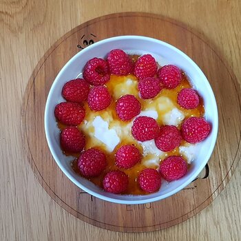 Soaked oats with raspberries