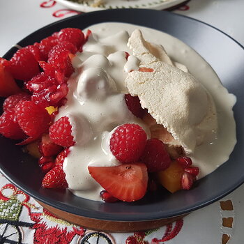 Pavlova, fruit & cashew cream