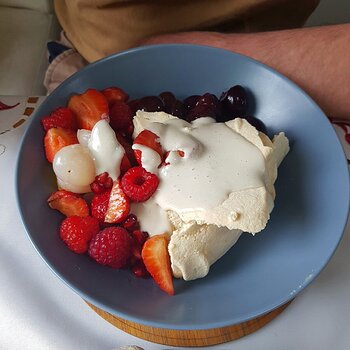Pavlova, fruit & cream