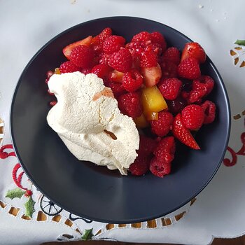 Pavlova & fruit