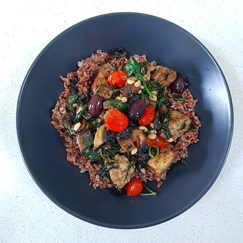 Tempeh with mushroom & spinach salad served over rice