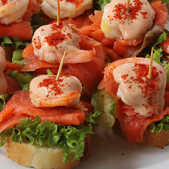 Salmon prawns cu2 s.jpg