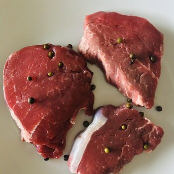 Beef fillet with green pepper grains.jpeg