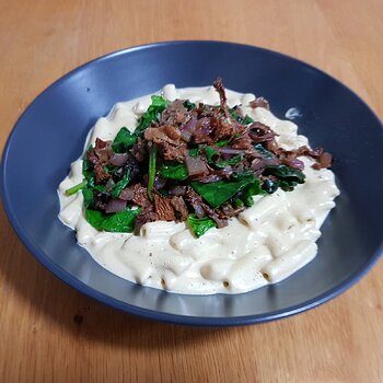 Vegan mac 'n' cheese with onion, wild mushroom & spinach