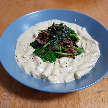 Vegan mac 'n' cheese with onion, wild mushroom & spinach