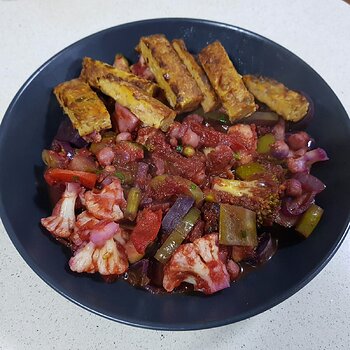 Spicy Indian tomato sauce with veg