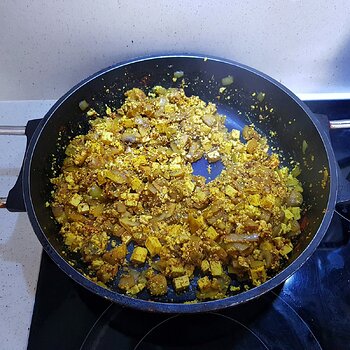 Scrambled tofu with mushrooms and onions