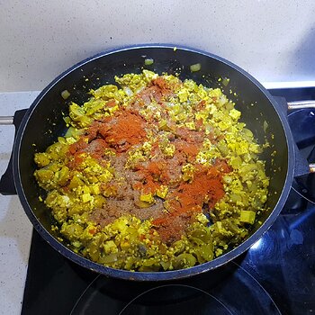 Scrambled tofu with mushrooms & onions