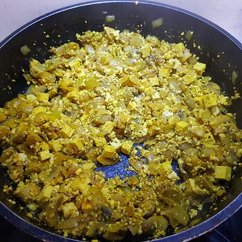 Scrambled tofu with mushrooms & onions