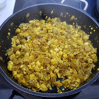 Scrambled tofu with mushrooms & onions