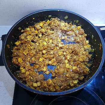 Scrambled tofu with mushrooms & onions