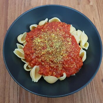 Vegan 'Spagetti' Bolognese with shells