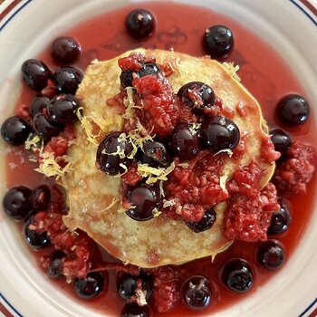 Flourless Banana Pancakes & Maple Berry Syrup