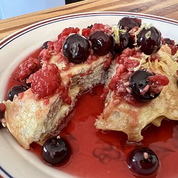 Flourless Banana Pancakes & Maple Berry Syrup