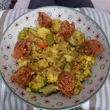Vegetable Kharachi with vegan Bratwurst