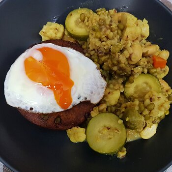 Mixed Vegetable Karachi with burger & fried egg