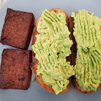 Smashed Avo with baked tofu